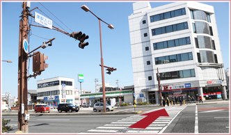 津駅入口交差点の横断歩道を渡ります。